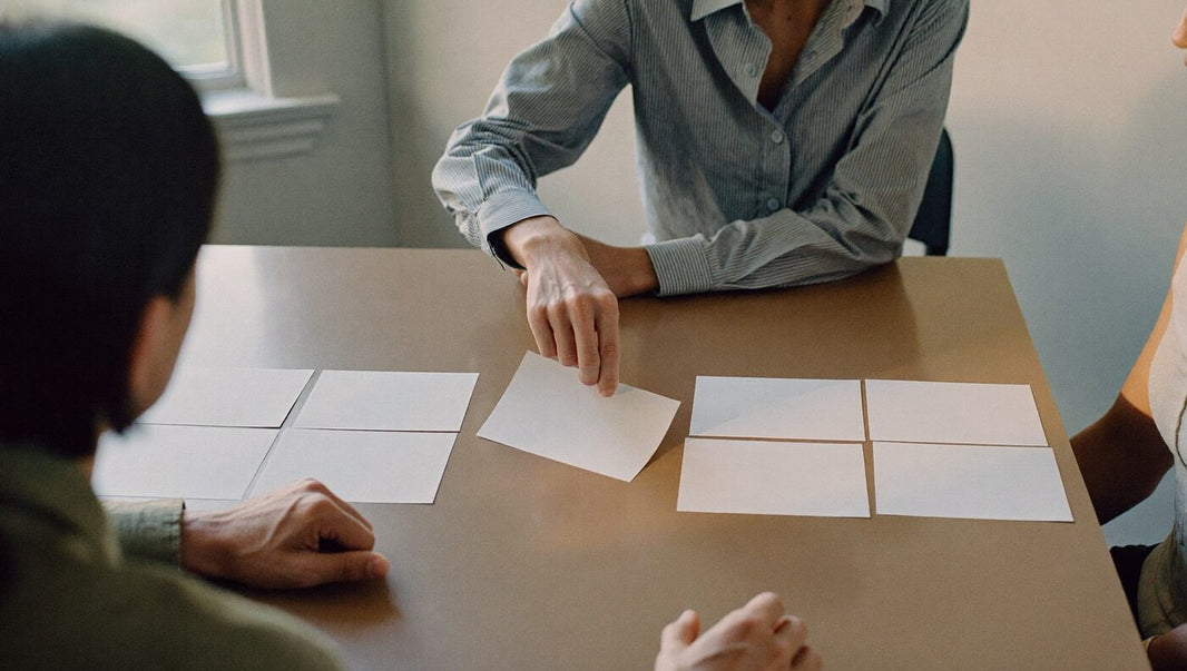 Vorstellungsgespräch mit Wertekarten auf dem Tisch: persönliche Werte in der Bewerbung sichtbar machen