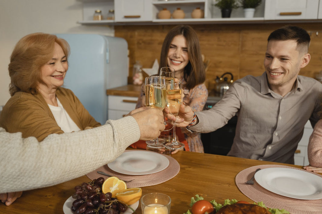 Familie und Freunde stoßen beim Abendessen an