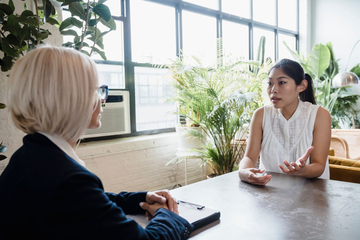 Zwei Frauen im Beratungsgespräch in einem hellen Büro