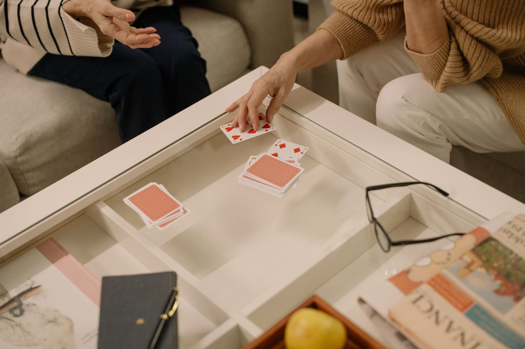 Zwei Menschen spielen Karten im gemütlichen Wohnzimmer