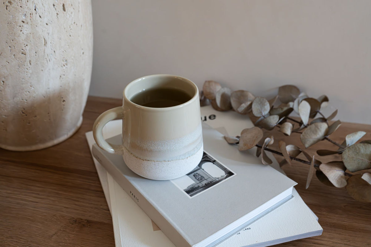 Teetasse und Buch, ruhiges Stillleben