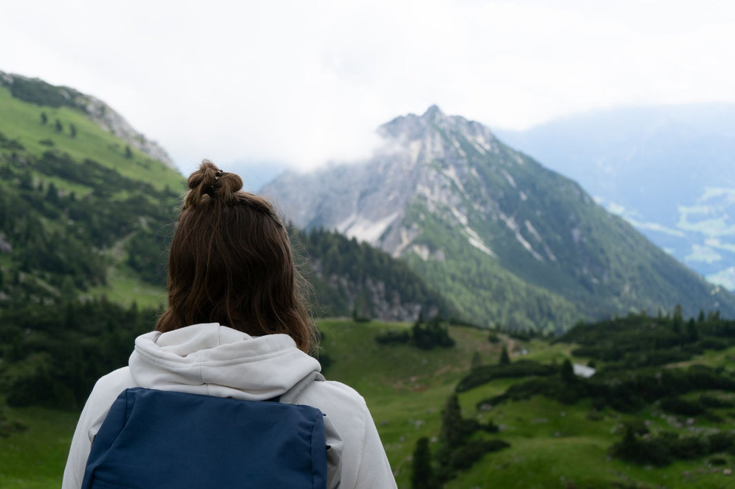 Wanderer auf einem Grat in den Alpen
