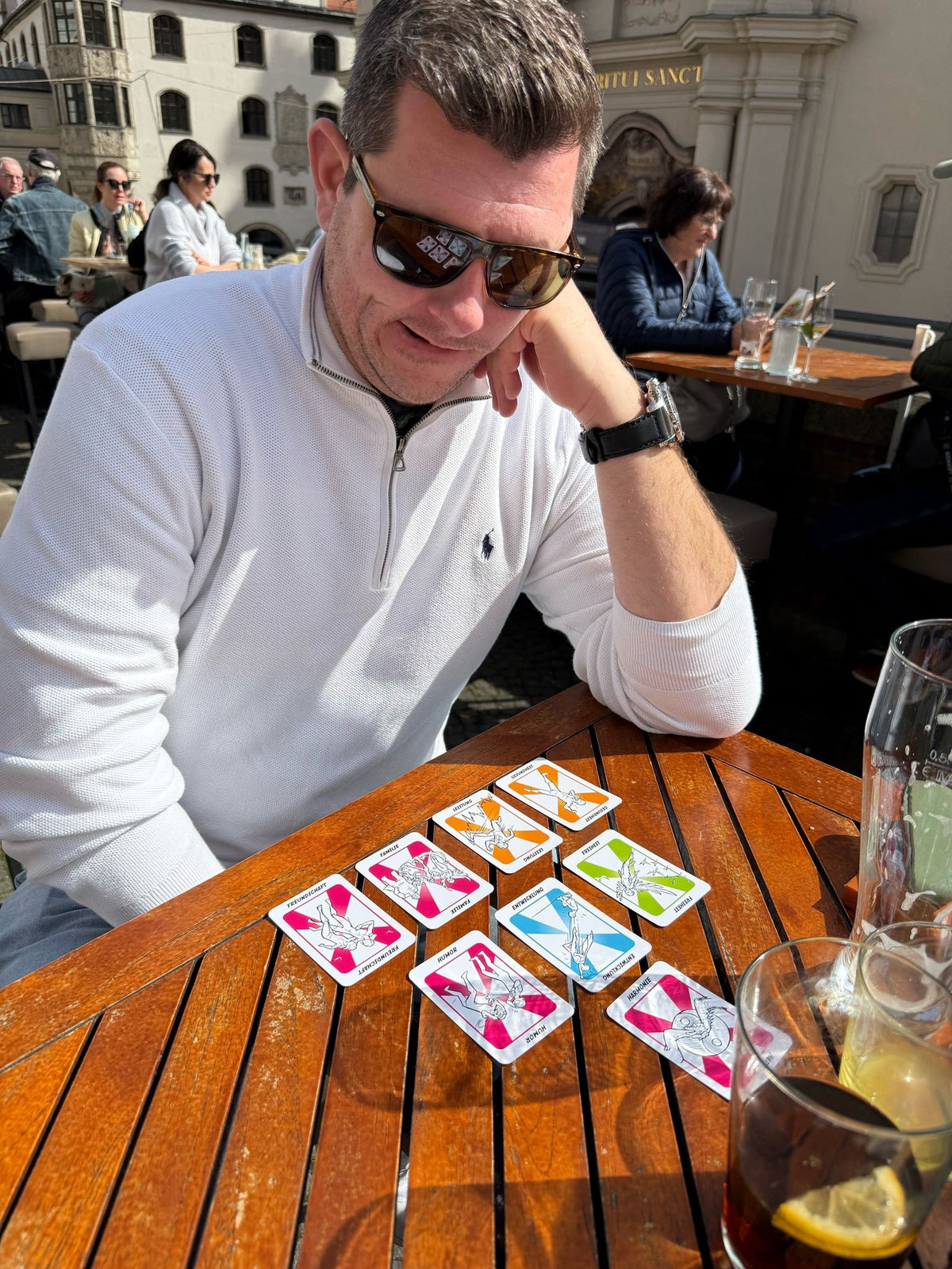 Hendrik mit Wertekarten am Cafétisch