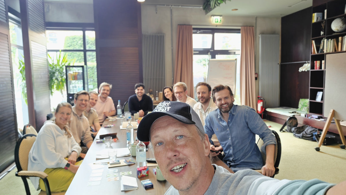 Workshop-Gruppe mit Hendrik am langen Tisch