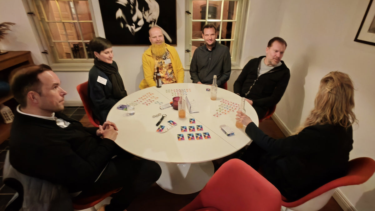 Gruppe spielt das Wertespiel am runden Tisch
